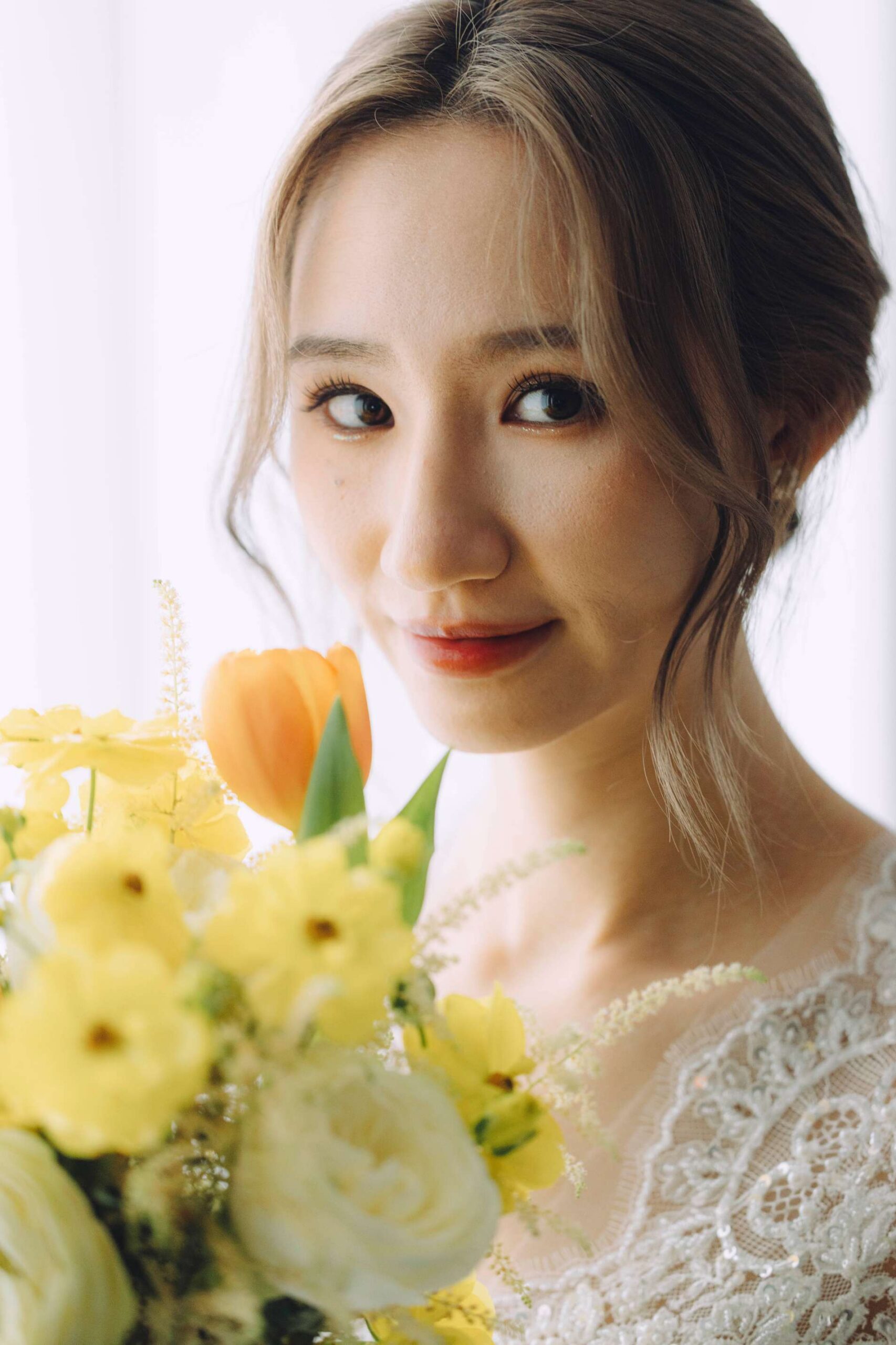 美式質感新娘妝髮造型與鮮花捧花近景肖像,婚禮紀錄寫真