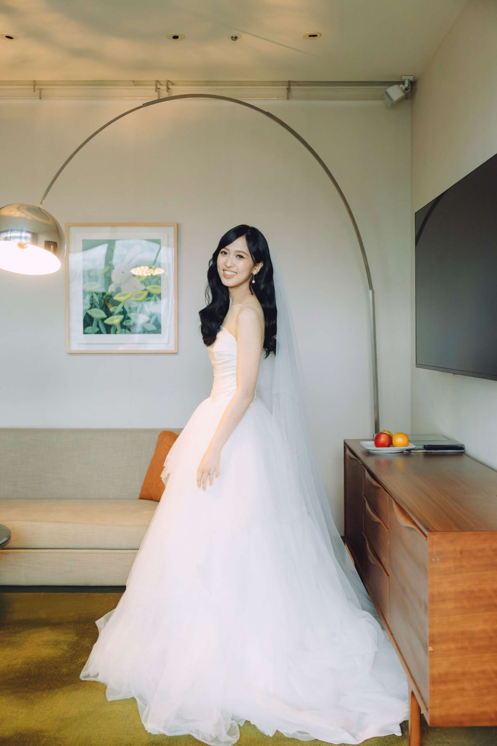 誠品行旅婚禮，新人在房間內的自然互動合照