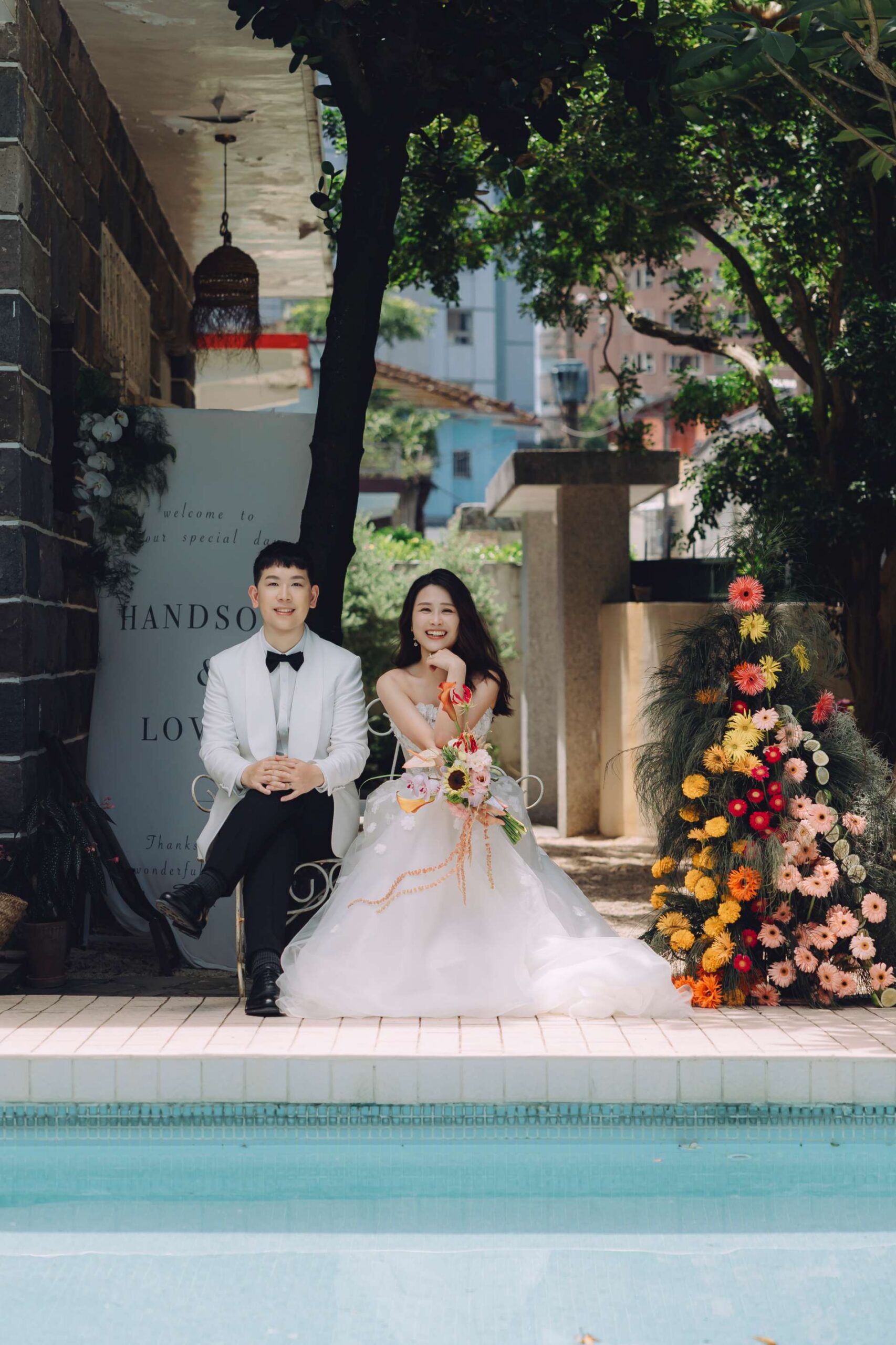 台北高質感婚紗工作室靜好照相館,新郎新娘於復古別墅泳池畔的優雅婚紗合照遠景。