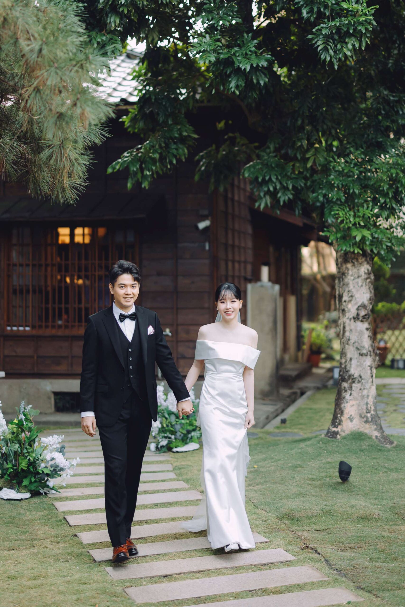 台北東美院婚禮攝影，新人在日式庭院步道上漫步